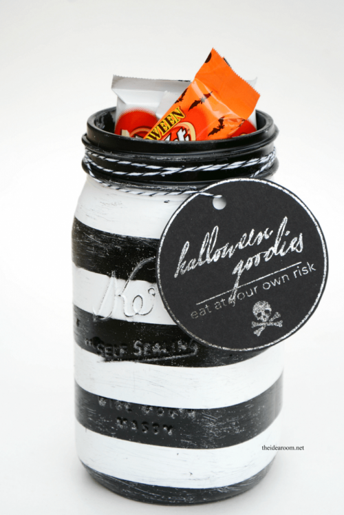 Mason Jar Gift Halloween Treats in a Jar