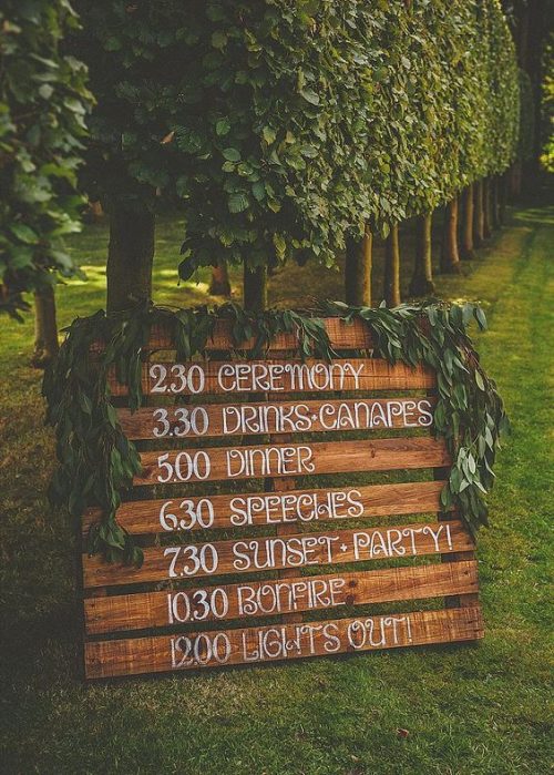 DIY Wedding Decor Ideas | Wooden Pallet with Wedding Times