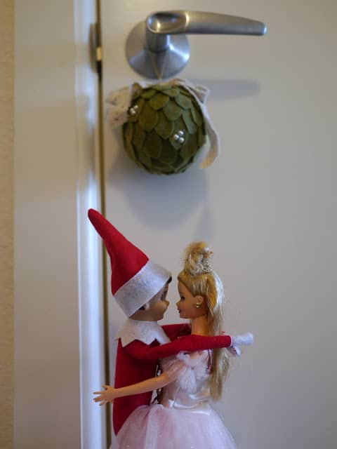 barbie and elf the shelf kissing